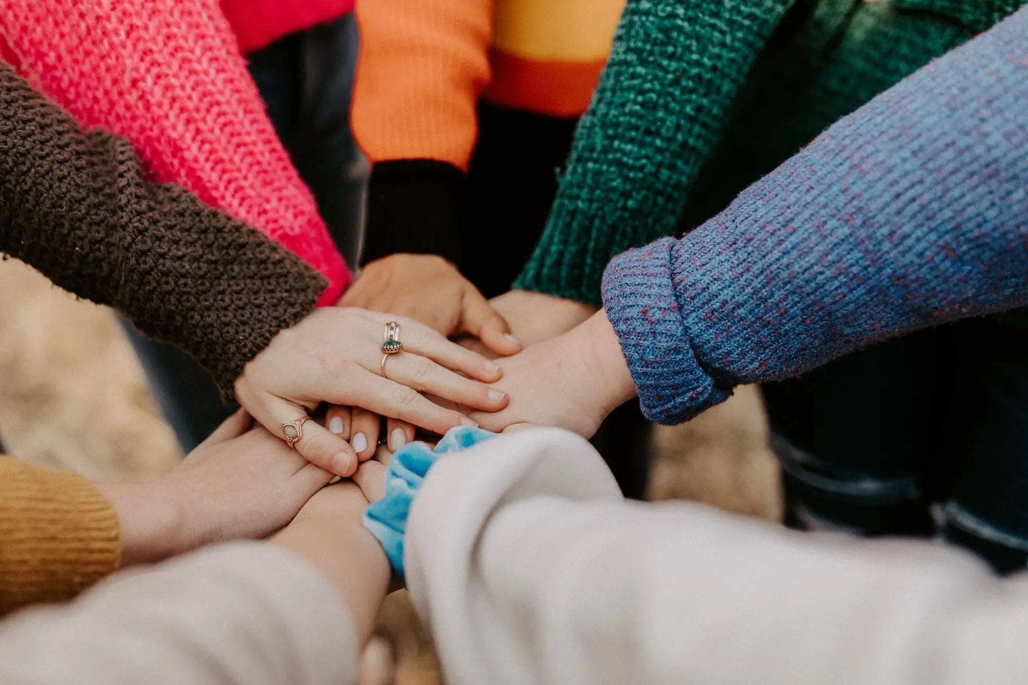 8 people join hands as a team